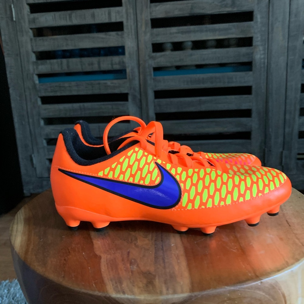 New Nike Soccer Shoes sz 4y.
